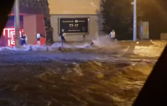 Одессу залило ночным ливнем: улицы затоплены, повалены сотни деревьев