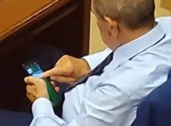 ԱԺ նիստի ժամանակ ՔՊ-ական պատգամավոր Գագիկ Մելքոնյանը հեռախոսով խաղ էր խաղում
