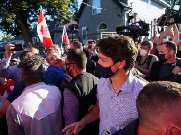 Կանադայի վարչապետի վրա մանր քարեր են նետել նախընտրական հանրահավաքի ժամանակ (տեսանյութ)