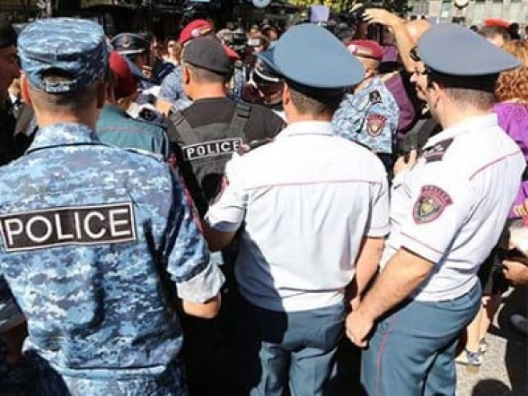 Շառլ Ազնավուրի հրապարակից բերման է ենթարկվել 21 քաղաքացի. ոստիկանություն
