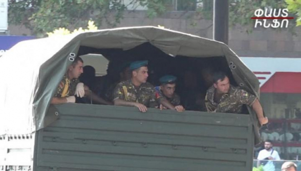 Զինվորական անշուք քայլերթի մասնակիցներին պողոտայից հեռացրեցին բեռնատարներով (տեսանյութ)