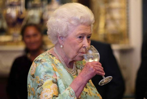 Елизавета II по совету врачей отказалась от употребления алкоголя