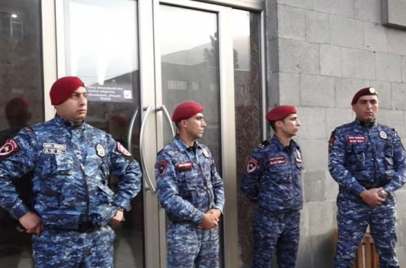 Ոստիկանության կարմիրբերետավորները Գորիսում «Առուշ Առուշանյան» դաշինքի շտաբում խուզարկություն են իրականացրել (տեսանյութ)