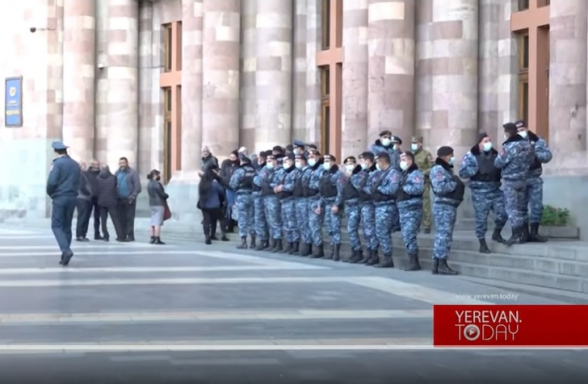Многочисленные силовики у здания правительства: что готовят власти? (видео)