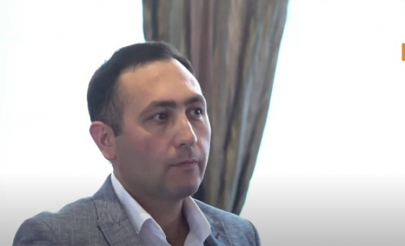 Ну что, Никол, Алиев не сообщил по оперативной связи об установлении нового КПП?