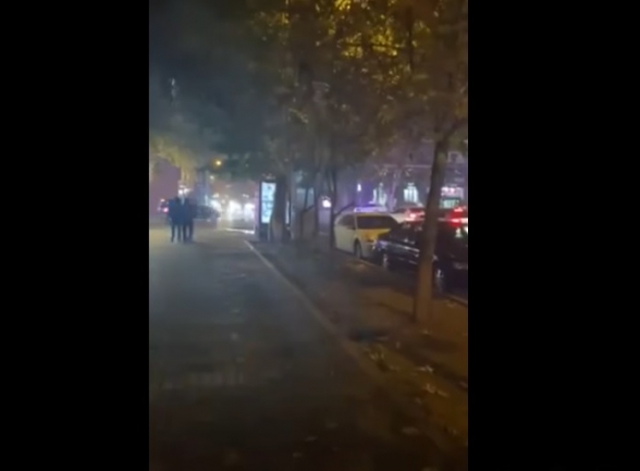 Բարձրախոսով ոստիկանին ասաց՝ վարչապետը հասնում է, ու անհավատալի բան տեղի ունեցավ․ բոլոր վարորդները սկսեցին «սիգնալ» տալ (տեսանյութ)