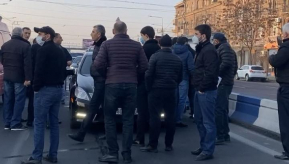 Երևանում փողոցներ են փակում. «Ժողովուրդ, արթնացեք» (տեսանյութ)
