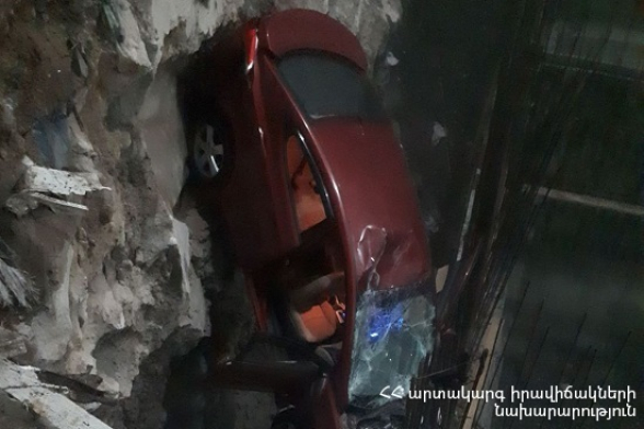 В Ереване автомобиль свалился в строительный котлован