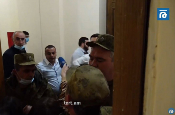 Группа депутатов от правящей партии избила помощников оппозиционных депутатов (видео)