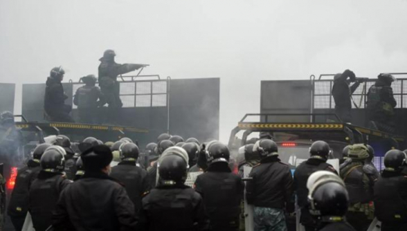 В Казахстане силовики начали присоединяться к протестующим (видео)