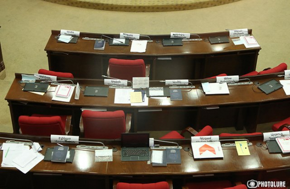Парламентская оппозиция бойкотировала обсуждение по избранию нового президента Армении