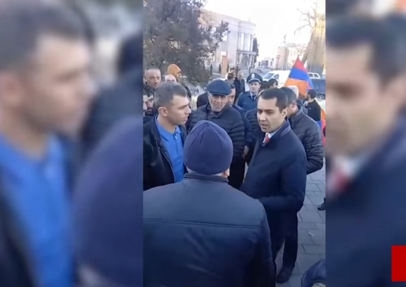 В Гаваре установили флаг Арцаха: губернатор Гегаркуника вступил с гражданами в спор (видео)