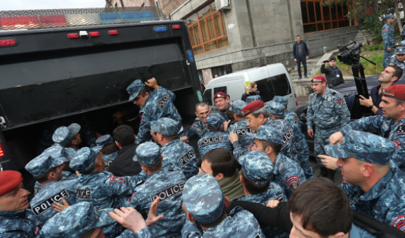 В полицейские отделения доставлены 24 участника акций неповиновения в Ереване