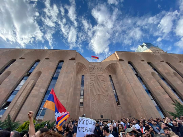 Участники шествия Движения сопротивления окружили мэрию Еревана (видео)