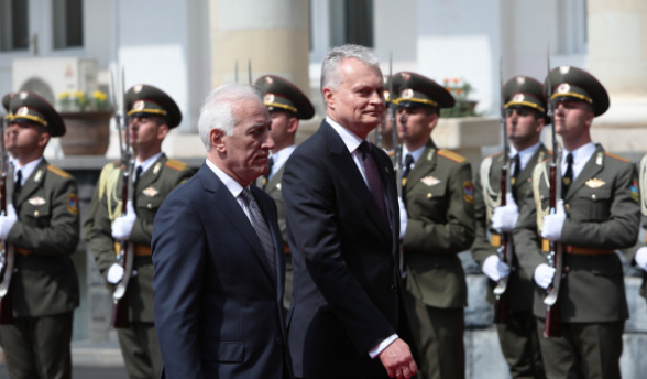 Президент Литвы вошел в президентскую резиденцию под выкрики «Никол – предатель»