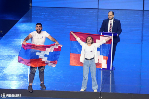Երևանում անցկացվող Բռնցքամարտի Եվրոպայի առաջնության բացմանը` Արայիկ Հարությունյանի ելույթի ժամանակ, երիտասարդները ծածանել են Արցախի դրոշը (տեսանյութ)