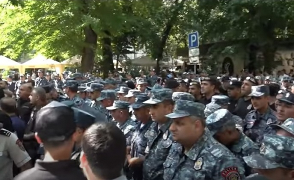 Вокруг здания МИД выстроились несколько рядов полицейских (видео)