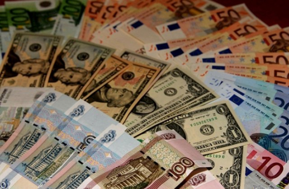 Почему обесцениваются доллар и евро и кто в Армении несет от этого убытки?  