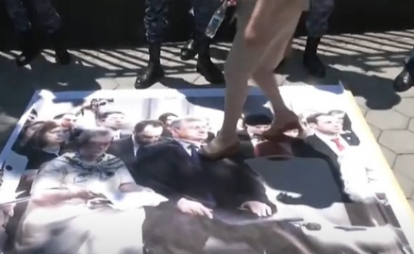Քաղաքացիներն իրենց ոտքերը սրբել են Ջհանգիրյանի և ԵՄ դեսպանի նկարի վրա (տեսանյութ)