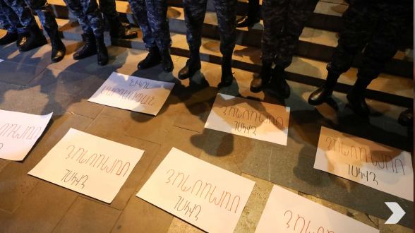 Участники акции оставили у здания правительства РА плакаты с надписью «Никол – убийца!»