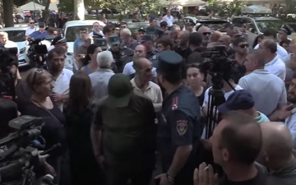 «Арестуйте Пашиняна»: акция родителей погибших военнослужащих у Генпрокуратуры РА (видео)