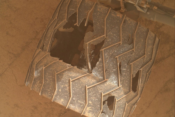 NASA опубликовало фотографию огромной дыры в колесе марсохода «Curiosity»