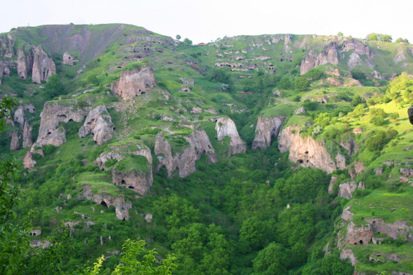 Ընկերս խոտը բարձած բերել էր, որ ձմռանը ոչխարներին կեր լինի․ մեքենան բարձած էլ թողել ենք, որովհետև վերև որ նայում էինք, ադրբեջանցիները գայլի ոհմակի նման գալիս էին․ Խնձորեսկի բնակիչ․ «Հրապարակ»