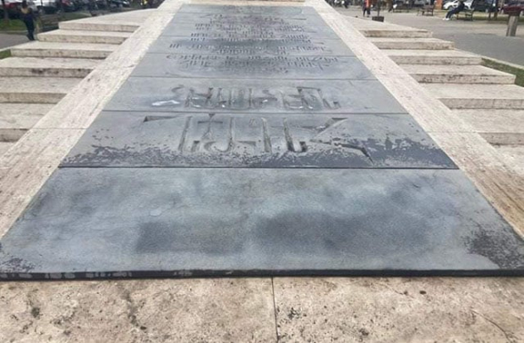 Полиция задержала двух мужчин, оставивших надписи на памятнике Нжде