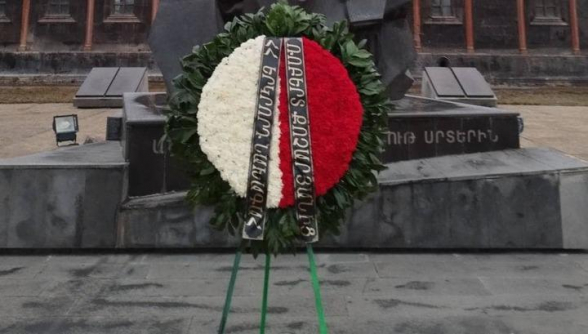 От имени Роберта Кочаряна возложен венок в память жертв разрушительного землетрясения 1988 года