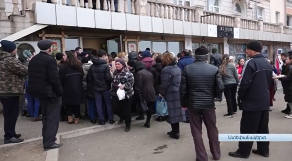 Перед магазинами в Степанакерте выстроились большие очереди (видео)
