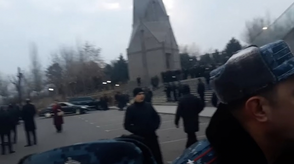 Родители погибших солдат оскорбили Сурена Папикяна (видео)