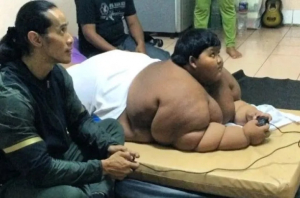 Бодибилдер из Индонезии помог самому толстому мальчику в мире сбросить 114 килограммов
