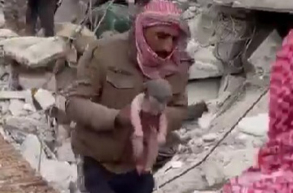 Ребенок родился под завалами в сирийском Алеппо (видео)