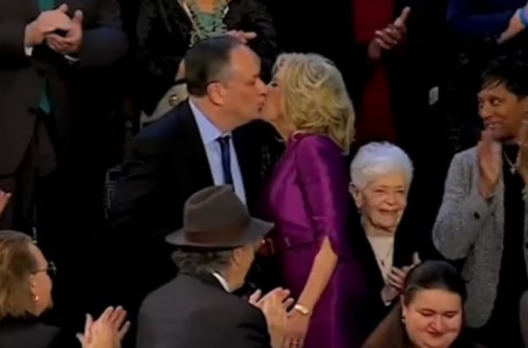 Жена Байдена поцеловала в губы мужа вице-президента