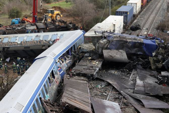Число жертв столкновения поездов в Греции возросло до 57 человек