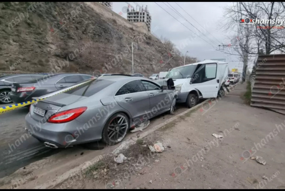 Մյասնիկյան պողոտայում բախվել են Mercedes CLS-ը և Ford Transit-ը․ կան վիրավորներ