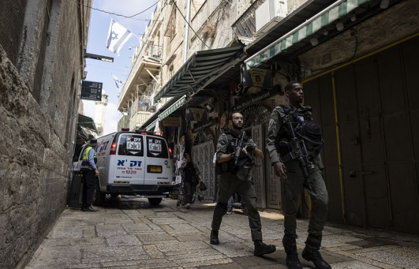 Израильские силовики проводят операцию в городе палестинца, устроившего стрельбу в Тель-Авиве