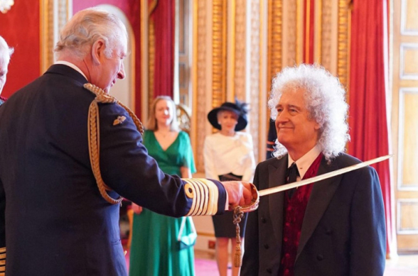 Гитарист группы «Queen» Брайан Мэй получил рыцарский титул от Карла III (фото)