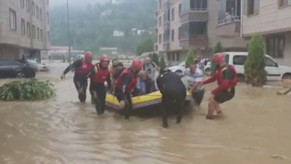 Проливной дождь вызвал наводнения в Турции, есть погибшие (видео)