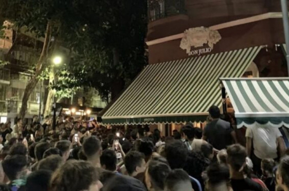 Բազմաթիվ երկրպագուներ Բուենոս Այրեսում հավաքվել են ռեստորանի մոտ, որտեղ ընթրել է Մեսսին (տեսանյութ)