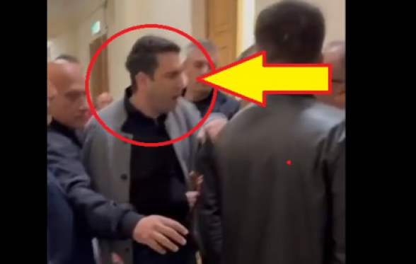 ԱԺ նախագահի աթոռին հայտնված ոմն Ալեն Սիմոնյան ոստիկանական բանդայով եկել էր «Հայաստան» խմբակցության պատգամավոր Մհեր Սահակյանին ձերբակալելու (տեսանյութ)