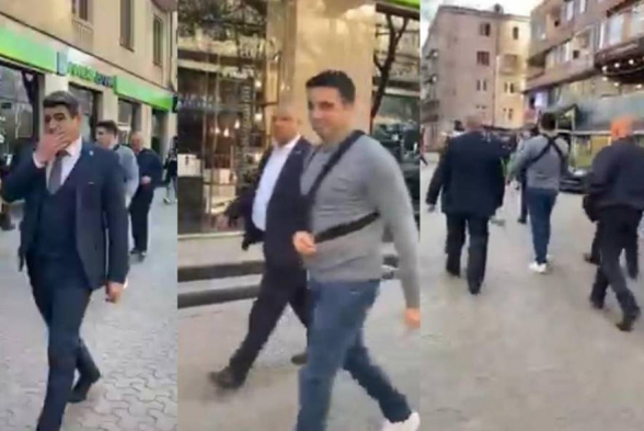 «Ереванский парень» Ален Симонян прогуливается по столице в сопровождении 5 телохранителей