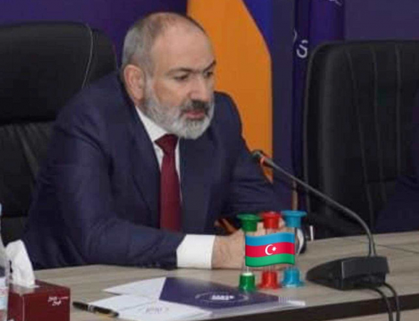 Ժամացույցները Ադրբեջանի դրոշի գույներով դնելով ի՞նչ իշմար ա տալիս (լուսանկար)