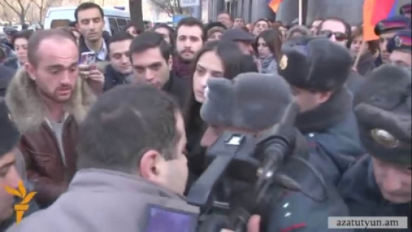 Как николовцы сжигали российский флаг перед посольством РФ в Армении (видео)