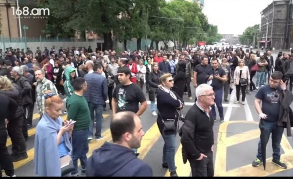 Երթի մասնակիցները փակել են Գրիգոր Լուսավորիչ փողոցը. իրավիճակը լարվում է (տեսանյութ)