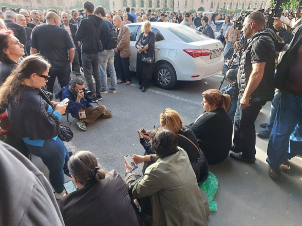 Мать погибшего солдата арестована на 1 месяц: граждане проводят акцию протеста у здания Правительства РА (видео)