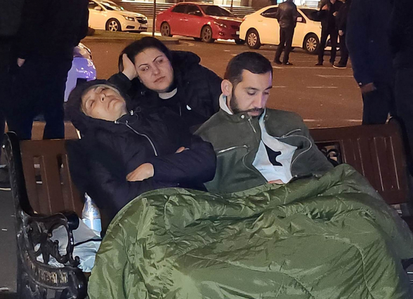 Родители погибших военнослужащих провели ночь у здания Правительства РА (фото)