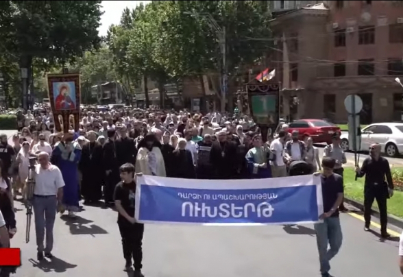 Крестный ход в Ереване (видео)