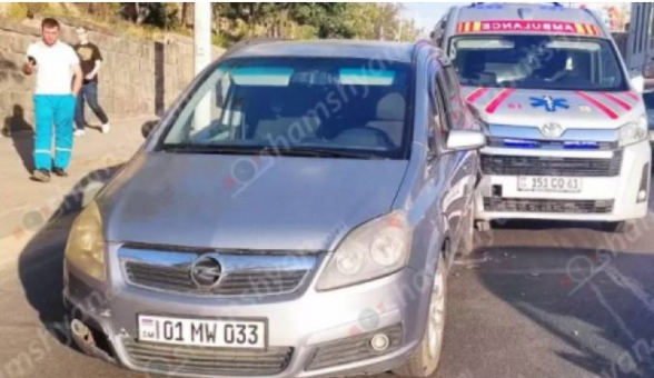 Երևանում բախվել են հիվանդին հիվանդանոց տեղափոխող շտապօգնության ավտոմեքենան ու Opel-ը