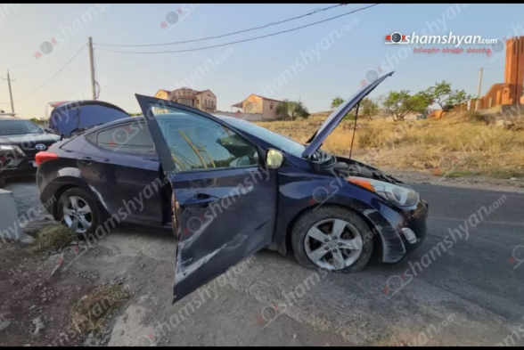 Hyundai Elantra-ում պայթյուն է առաջացել, ինչի հետևանքով վարորդը բախվել է բետոնե եզրաքարին. կա 3 վիրավոր (լուսանկար)